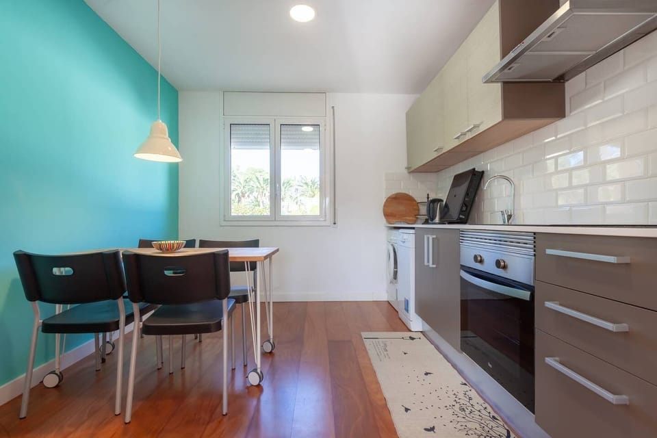 Cocina espaciosa - Spacious kitchen - Cuina còmoda