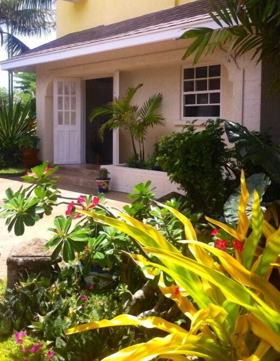 Garden Entrance to 'Cheez Don Bread'