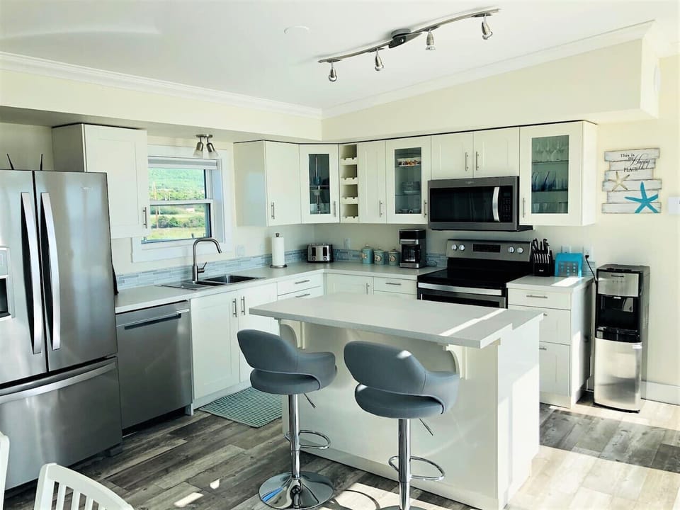 Dine and entertain in style and comfort with the fully equipped, open-concept kitchen