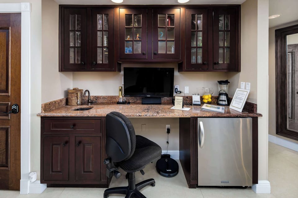 Work from the beach with this mini office