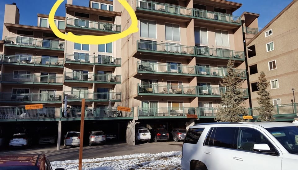 Top floor unit with amazing views!