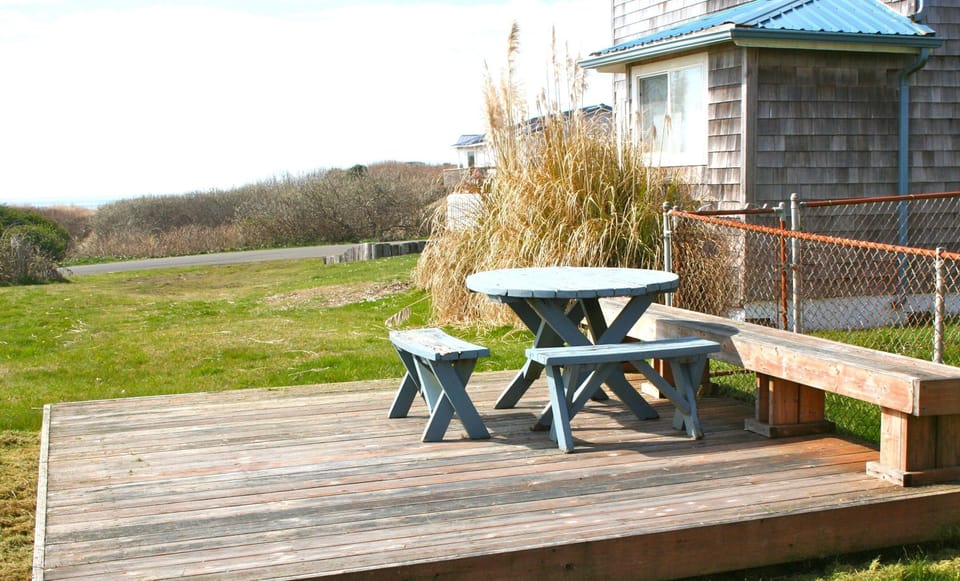 Viewing deck offering wonderful ocean views to the west and south.