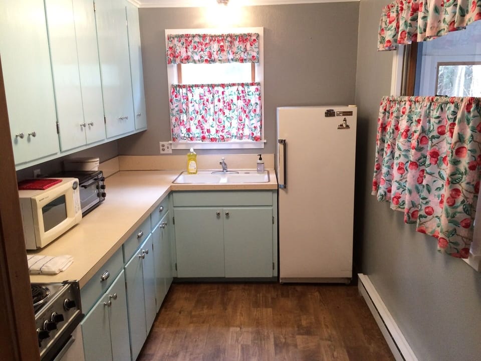 Harbor House Guest Cottage - Kitchen