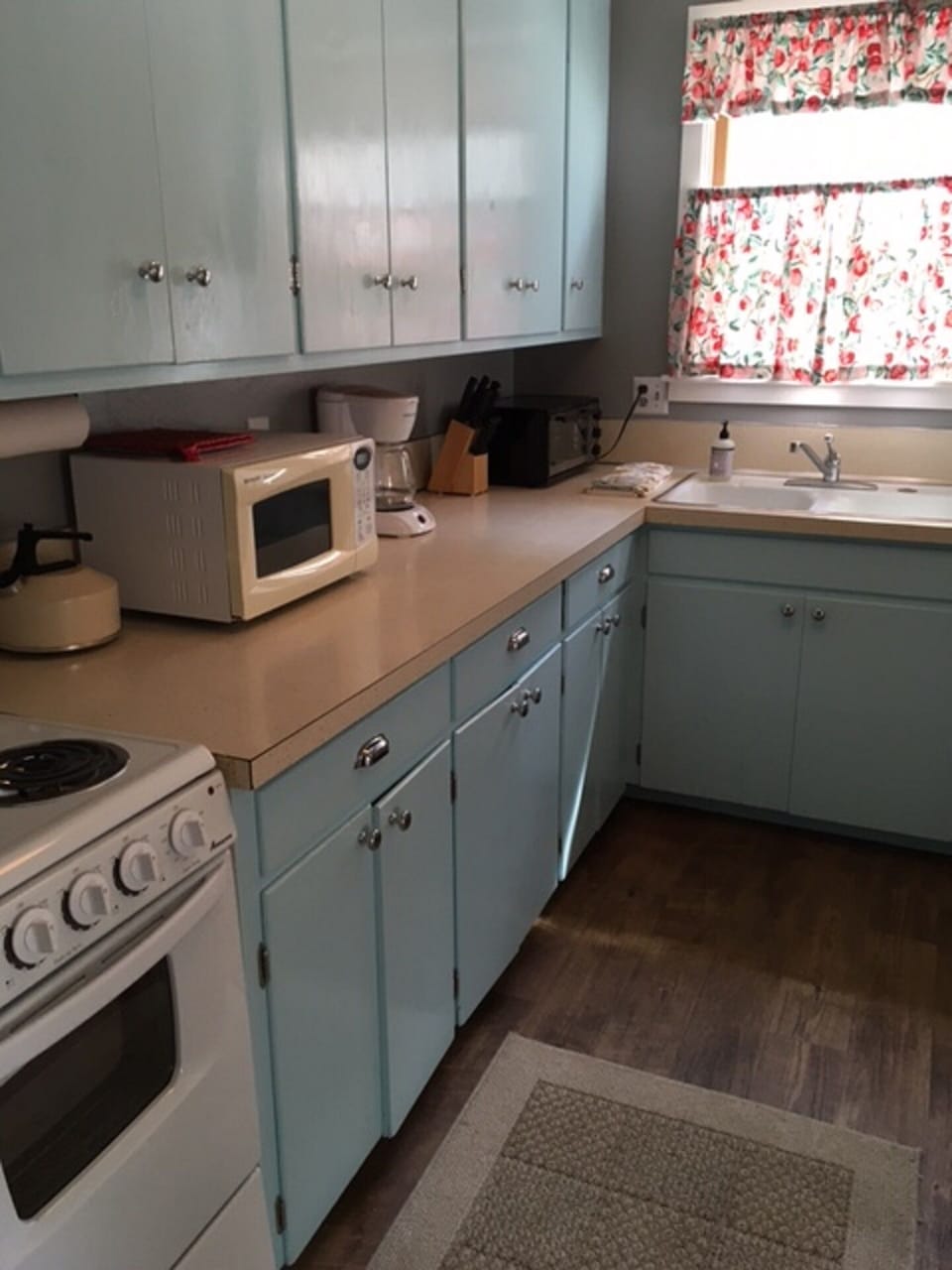 Harbor House Guest Cottage - Kitchen