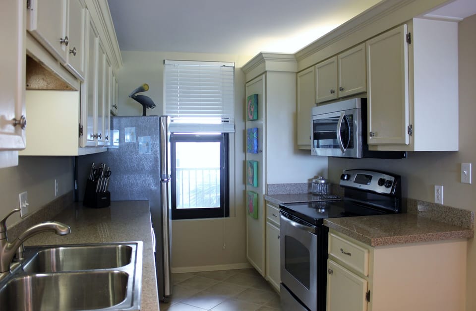 Perfect beach kitchen. Stocked with nice dinner ware, Crock pot, and Keurig!!