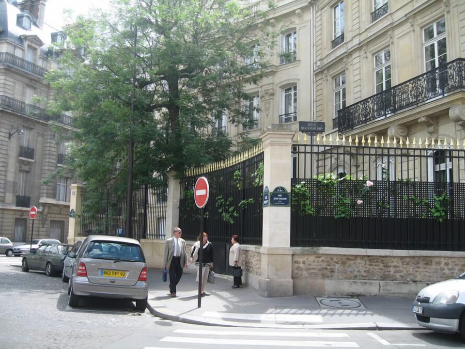 Cross corner Rue Jean Goujon and Place François-Ier