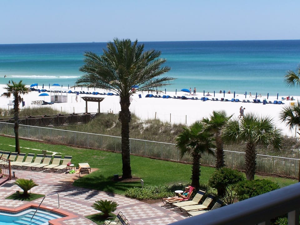 perfect view  3rd fl balcony so close to beach Had 2 zoom out 4 other picture