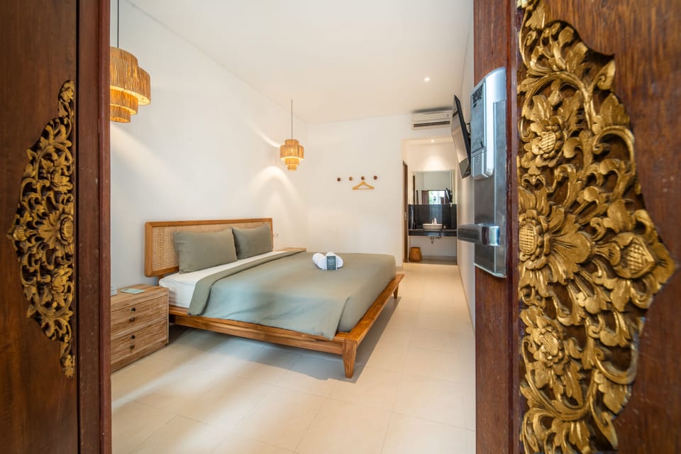 King Room with Pool View | Premium bedding, in-room safe, desk, laptop workspace