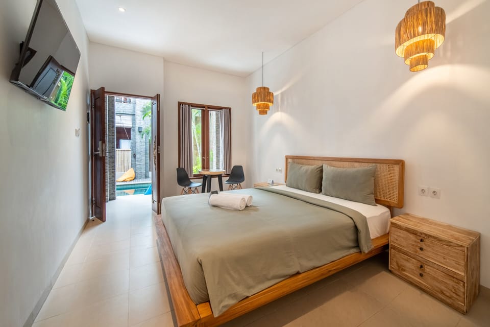 King Room with Pool View | Premium bedding, in-room safe, desk, laptop workspace