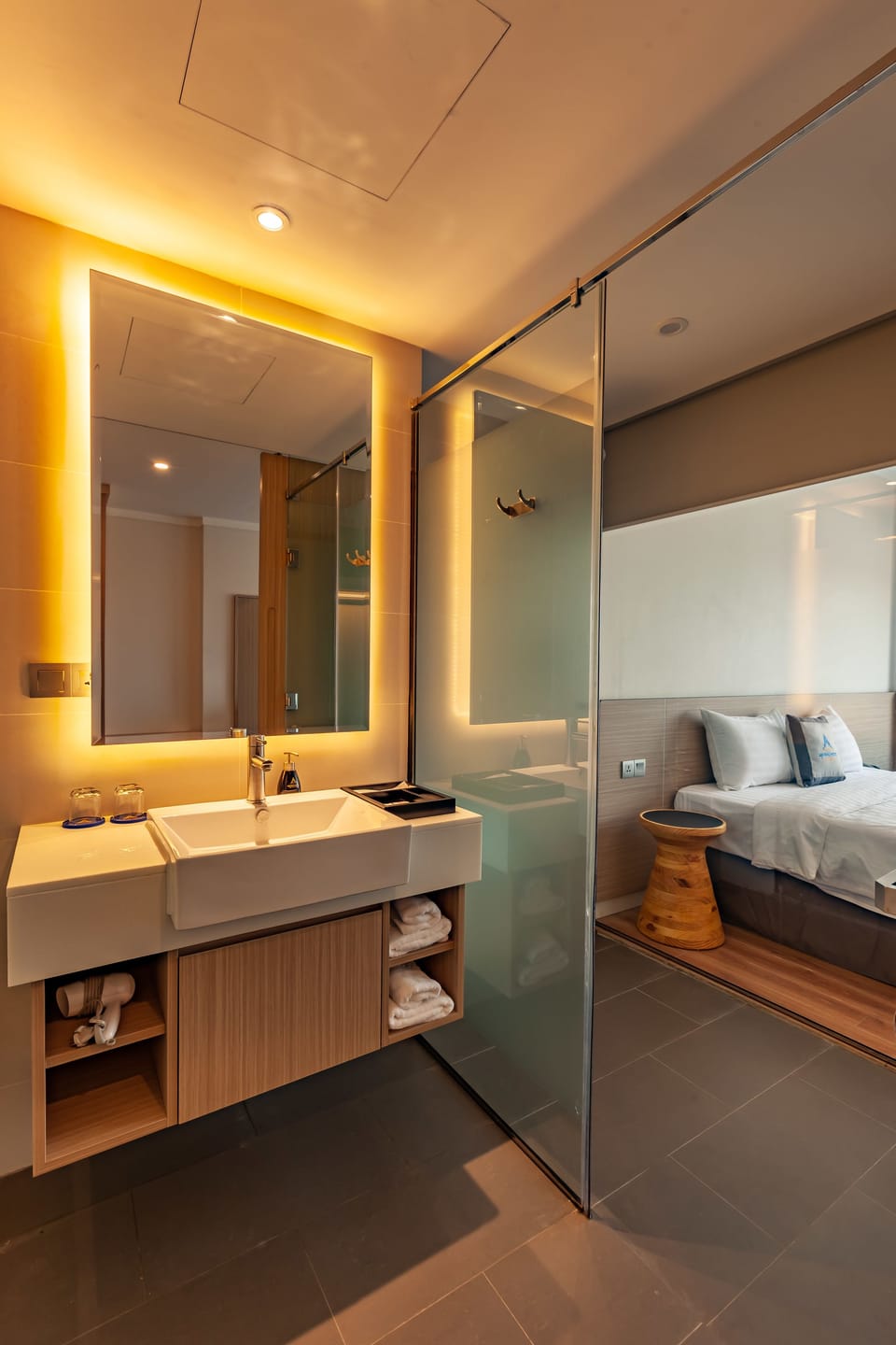 Superior Double or Twin Room | Bathroom | Shower, free toiletries, hair dryer, slippers