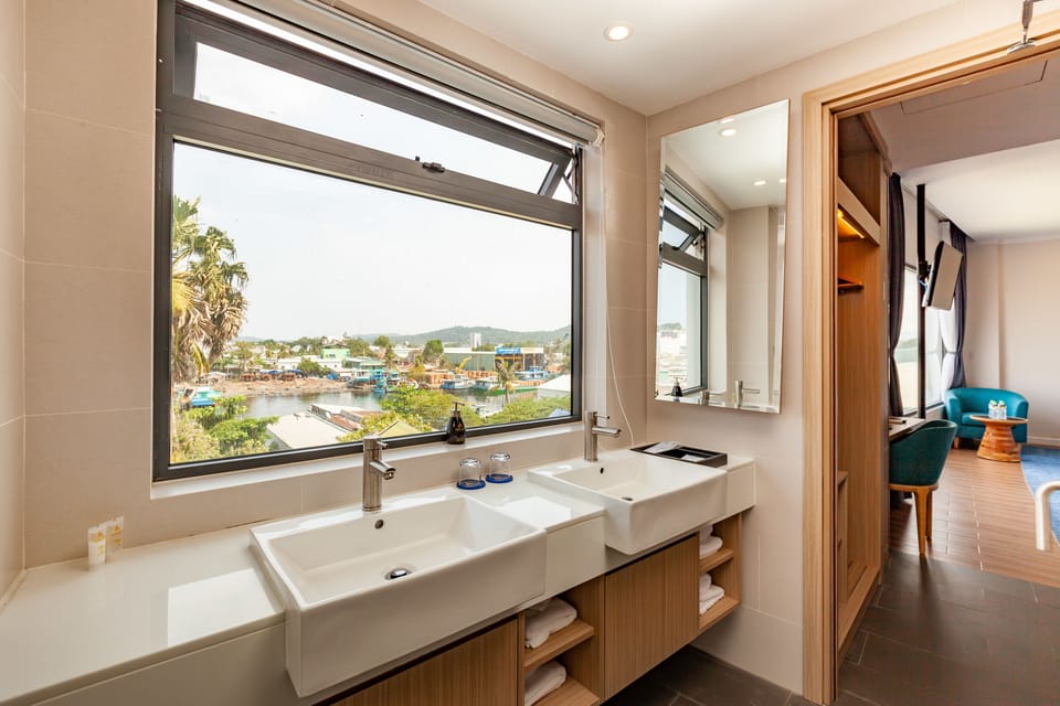 Superior Family Room | Bathroom | Shower, free toiletries, hair dryer, slippers