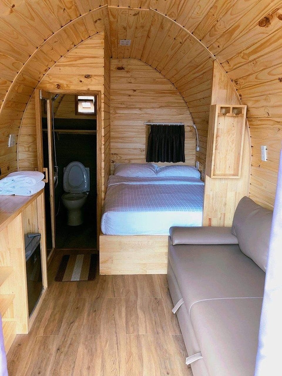 Double Room | Bathroom | Shower, free toiletries, hair dryer, slippers