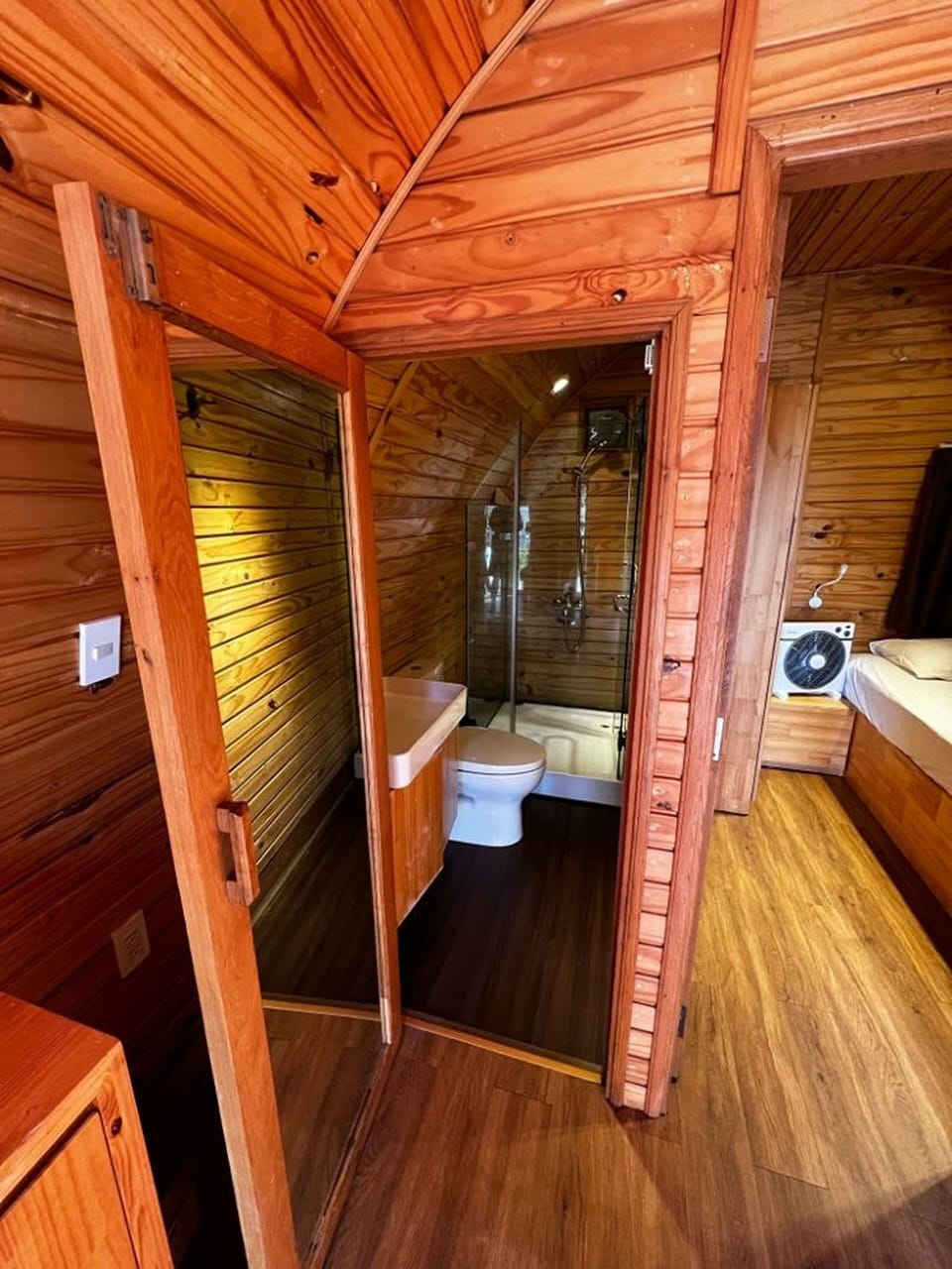 Deluxe Room | Bathroom | Shower, free toiletries, hair dryer, slippers