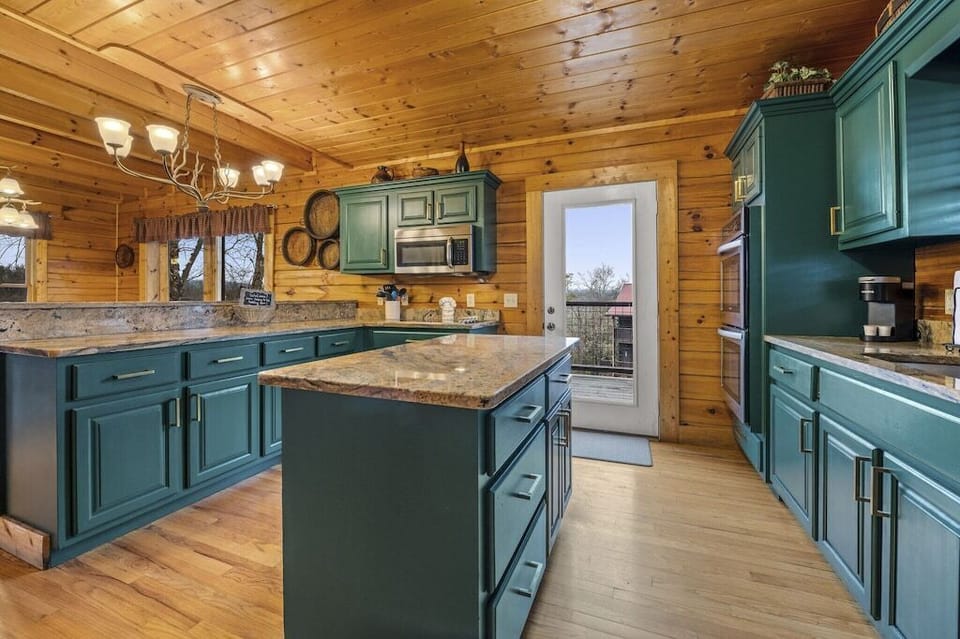 Rocky Top Lodge's fully equipped kitchen