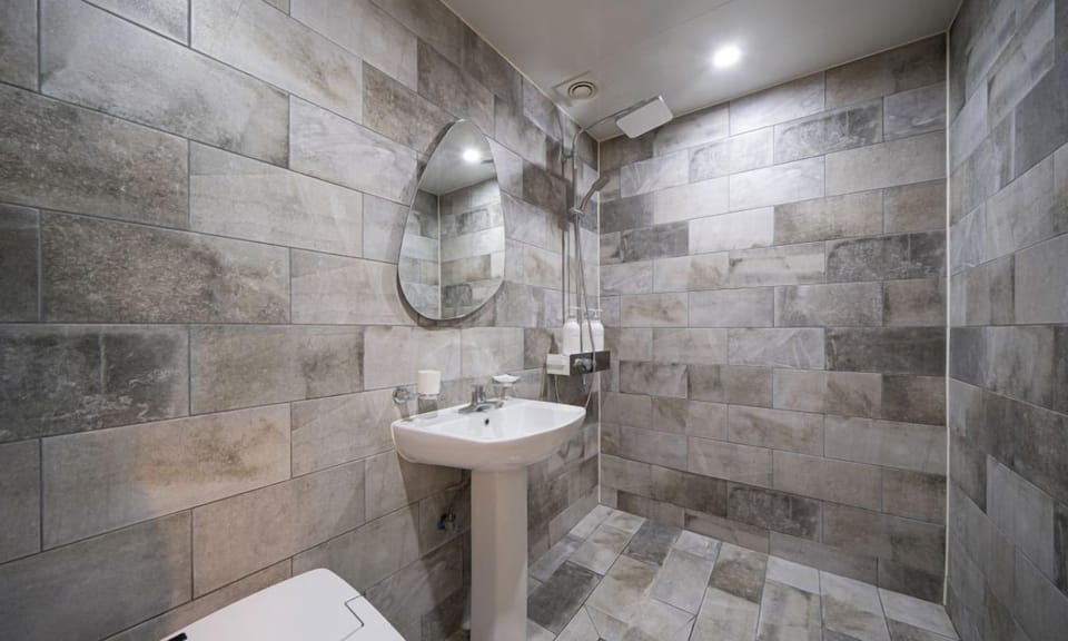 Business Twin Room | Bathroom | Free toiletries, hair dryer, slippers, bidet