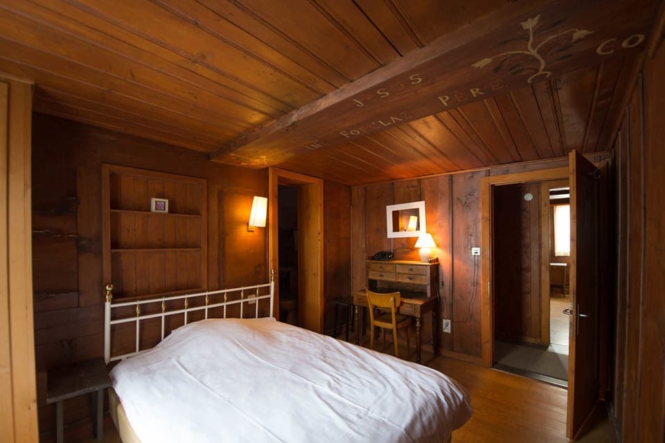 Traditional Single Room, Non Smoking, Mountain View | Desk, blackout drapes, WiFi (free), bed sheets
