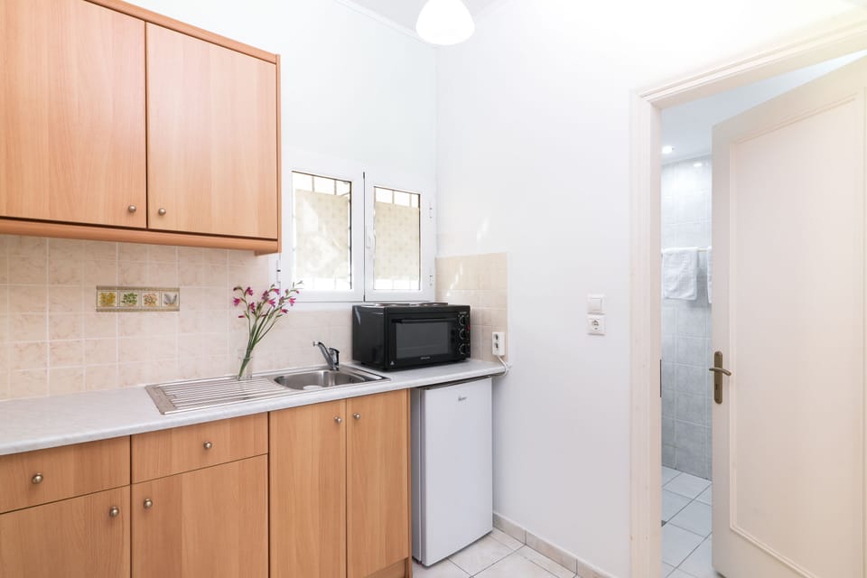 Superior Apartment, Garden View | Private kitchenette | Fridge, stovetop, cookware/dishes/utensils