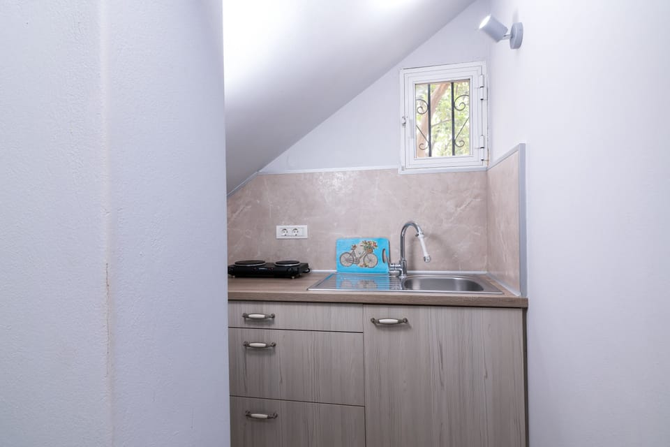 Standard Apartment, Garden View | Private kitchenette | Fridge, stovetop, cookware/dishes/utensils