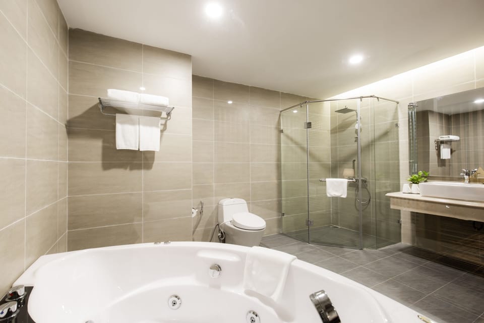 Executive Suite | Bathroom | Free toiletries, hair dryer, slippers, bidet