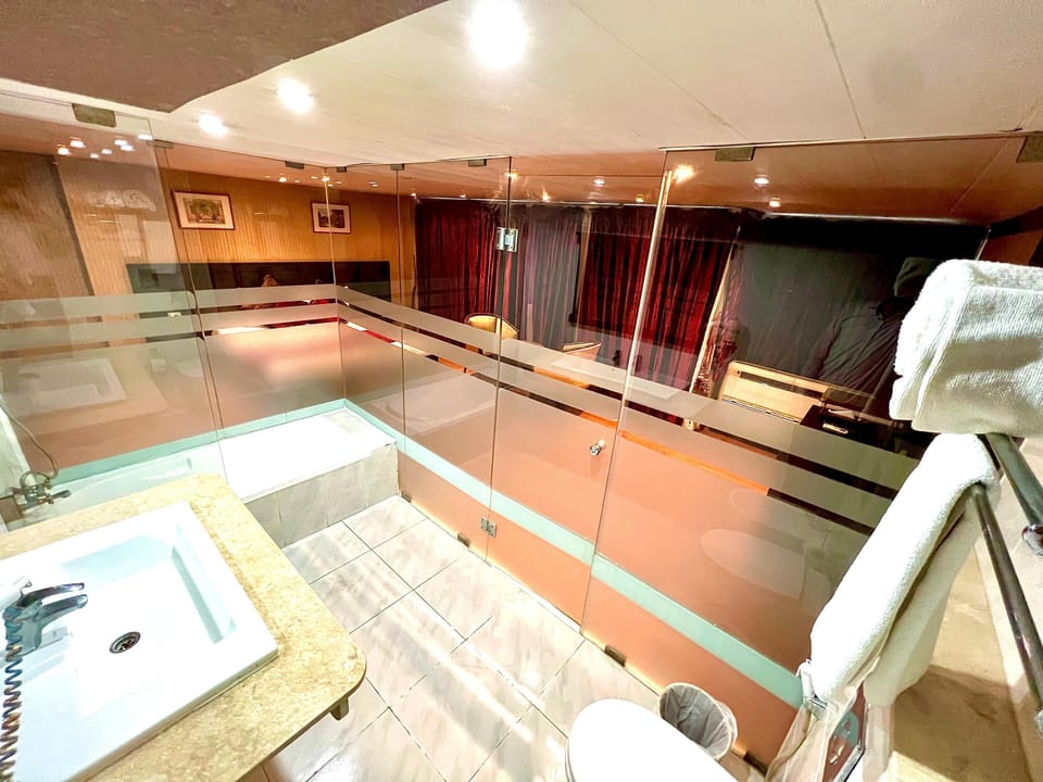 Royal Suite | Bathroom | Free toiletries, hair dryer, slippers, towels