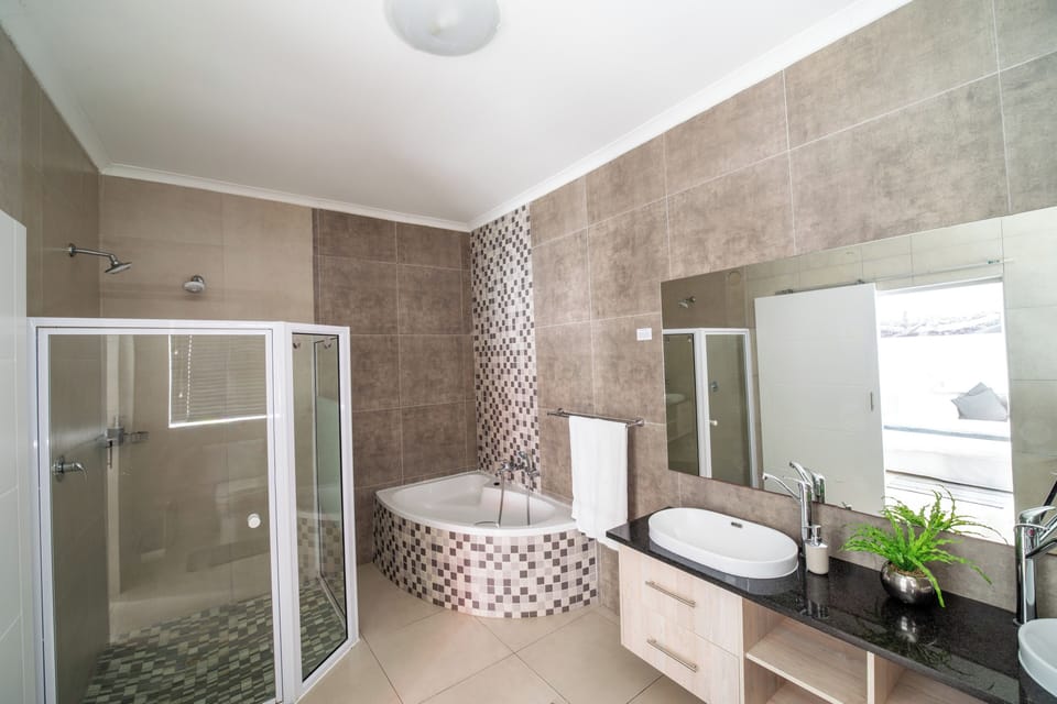 Deluxe-Double Room 2 | Laptop workspace, blackout drapes, soundproofing, WiFi (free)