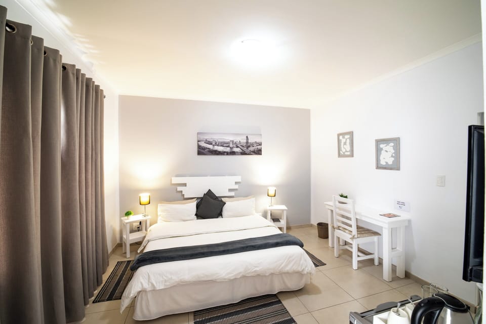 Deluxe-Double Room 2 | Laptop workspace, blackout drapes, soundproofing, WiFi (free)
