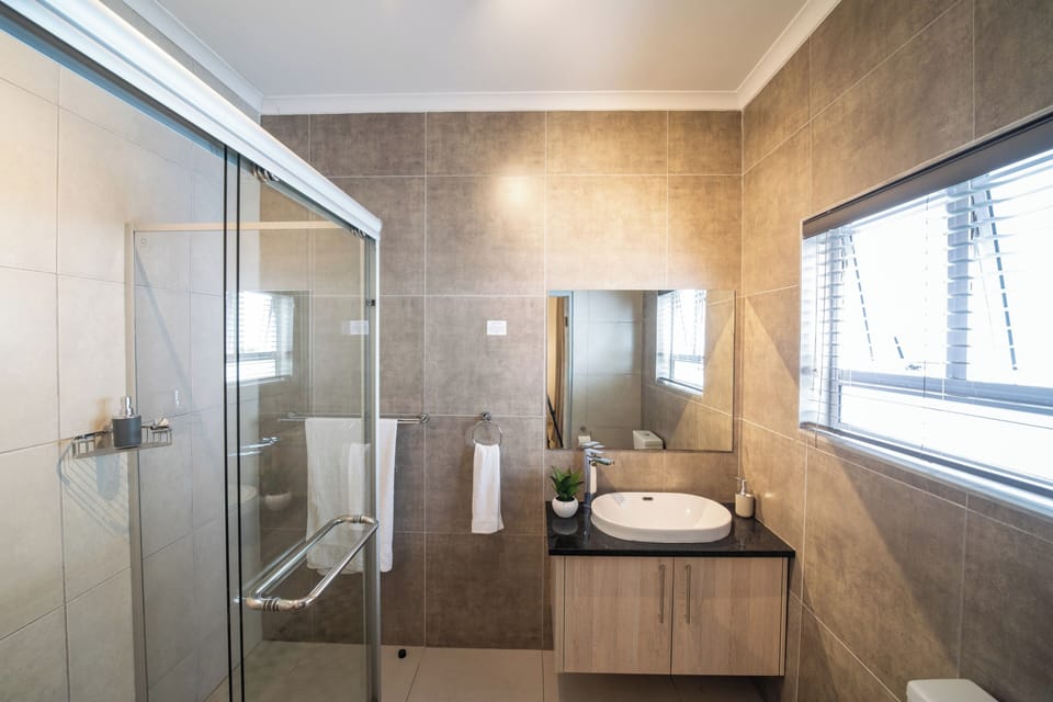Deluxe-Double Room 3 | Bathroom | Shower, rainfall showerhead, free toiletries, hair dryer