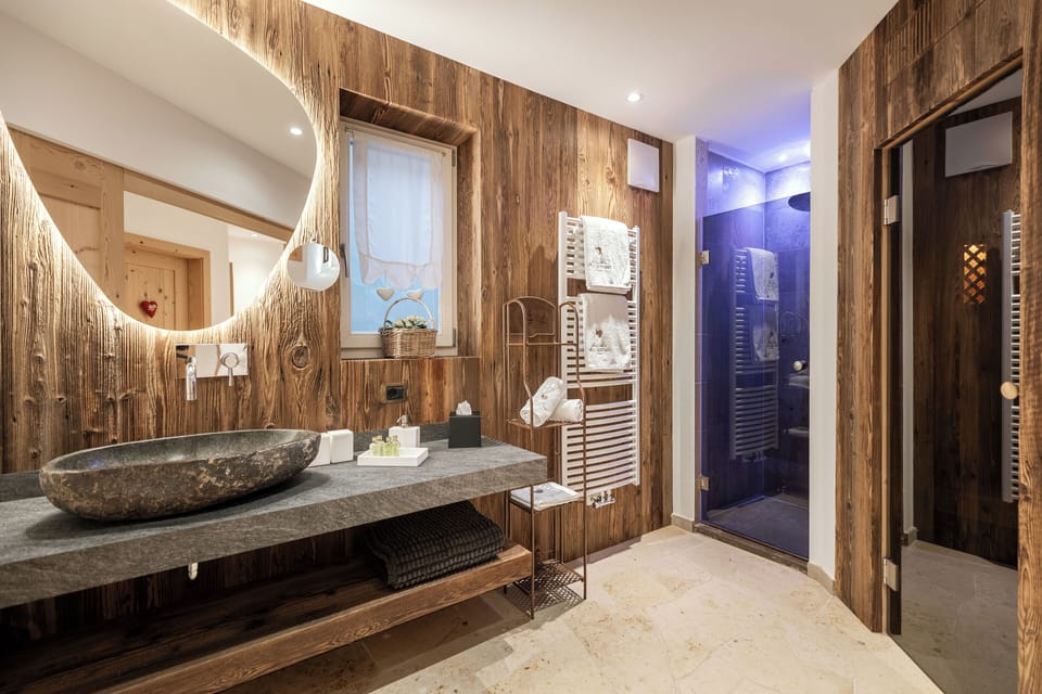 Wellness Suite | Bathroom | Shower, free toiletries, hair dryer, bathrobes