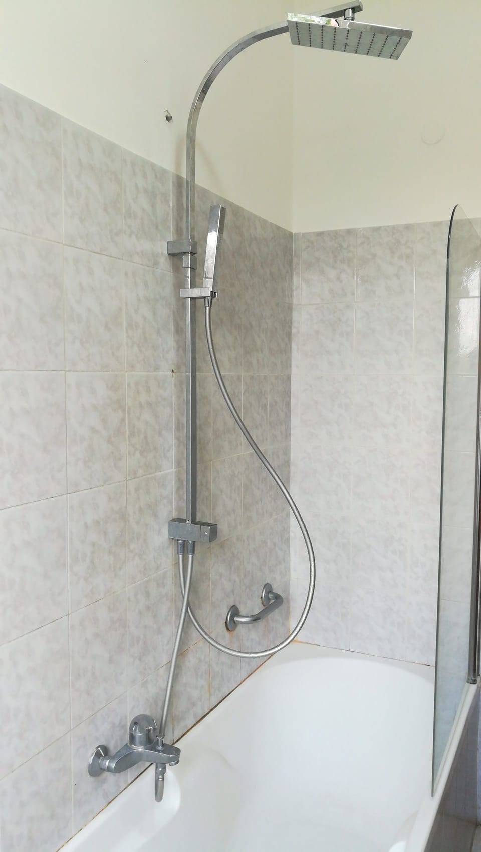 Shower, rainfall showerhead, free toiletries, hair dryer