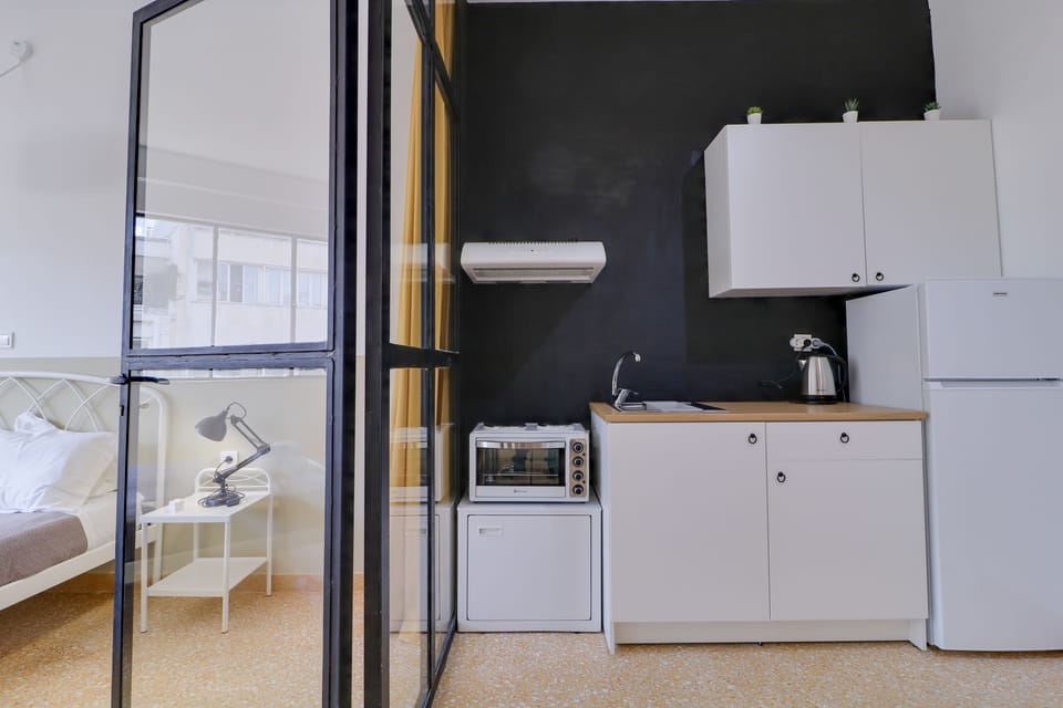 Apartment, Multiple Beds | Private kitchen | Fridge, microwave, stovetop, coffee/tea maker