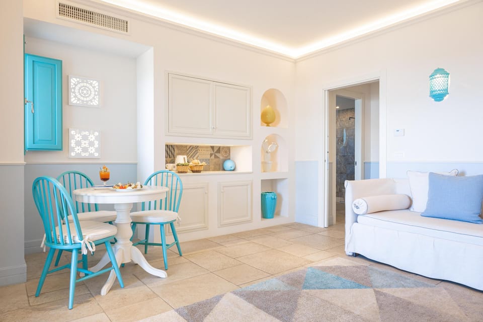 Suite Deluxe | Minibar, in-room safe, desk, cribs (free)