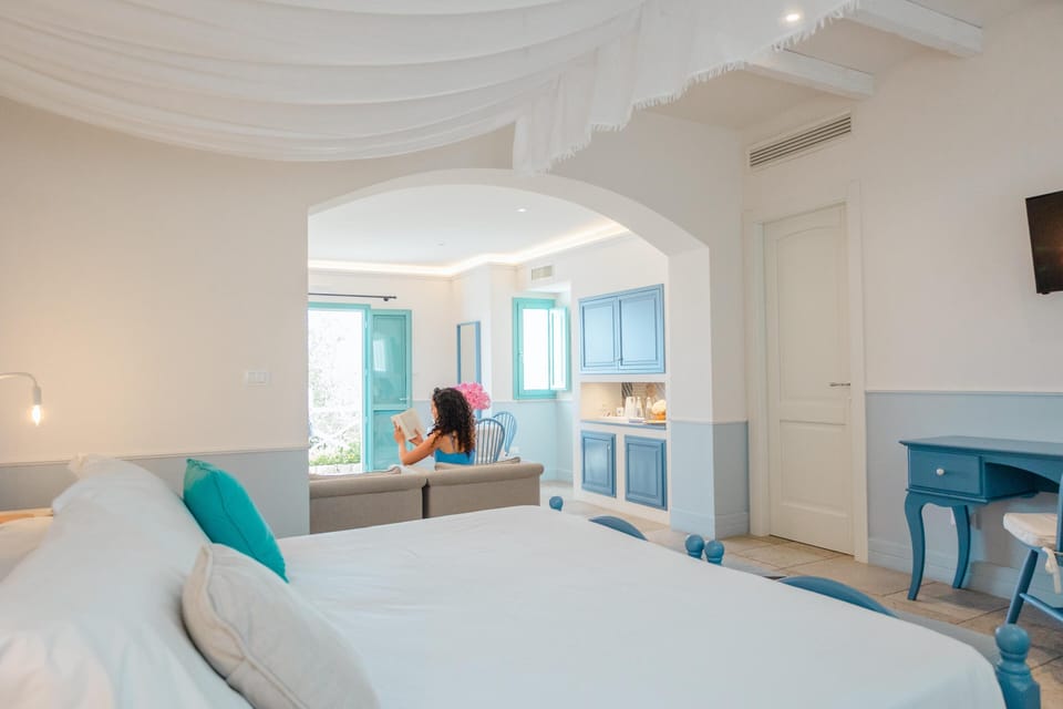 Suite | Minibar, in-room safe, desk, cribs (free)