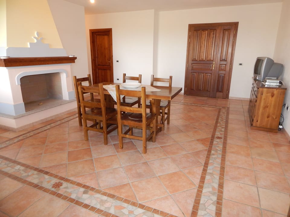 Apartment, 3 Bedrooms | In-room dining