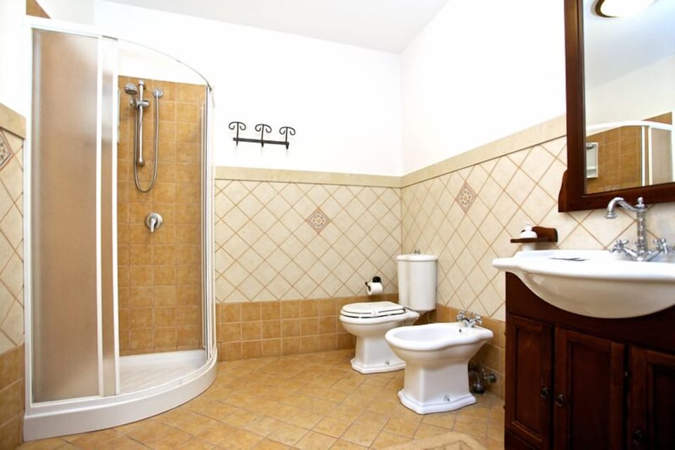 Comfort Double Room, Non Smoking | Bathroom | Shower, free toiletries, hair dryer, bathrobes