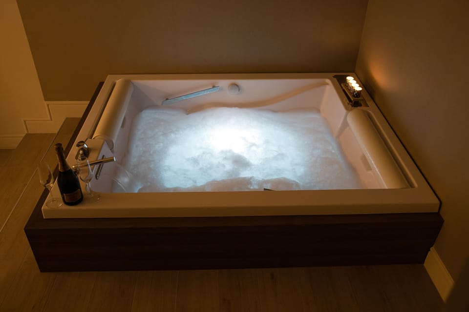 Superior Suite, Hot Tub | Jetted tub