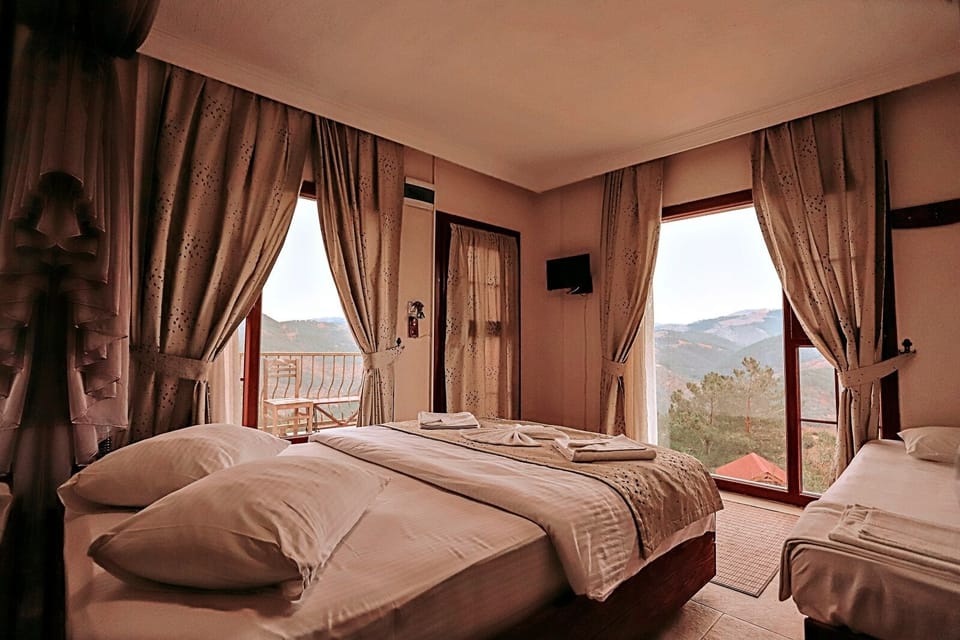 Panoramic Triple Room, Jetted Tub, Valley View | Blackout drapes, bed sheets