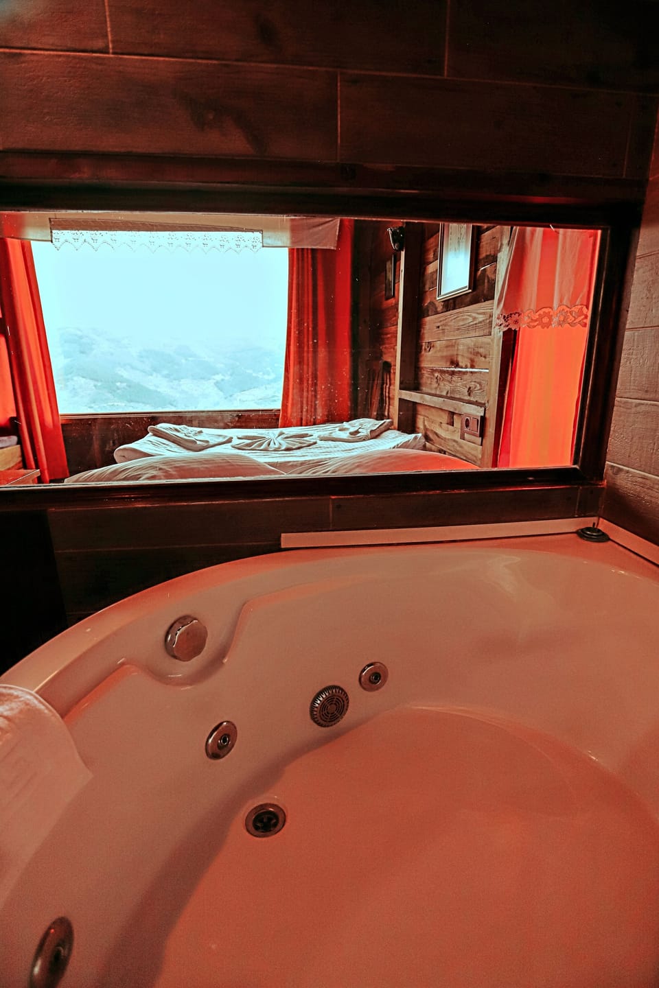 Panoramic Tree House | Bathroom | Combined shower/tub, jetted tub, hydromassage showerhead