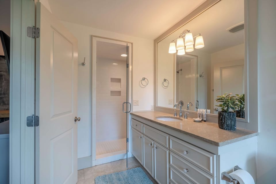 Entry Middle Level - Bathroom