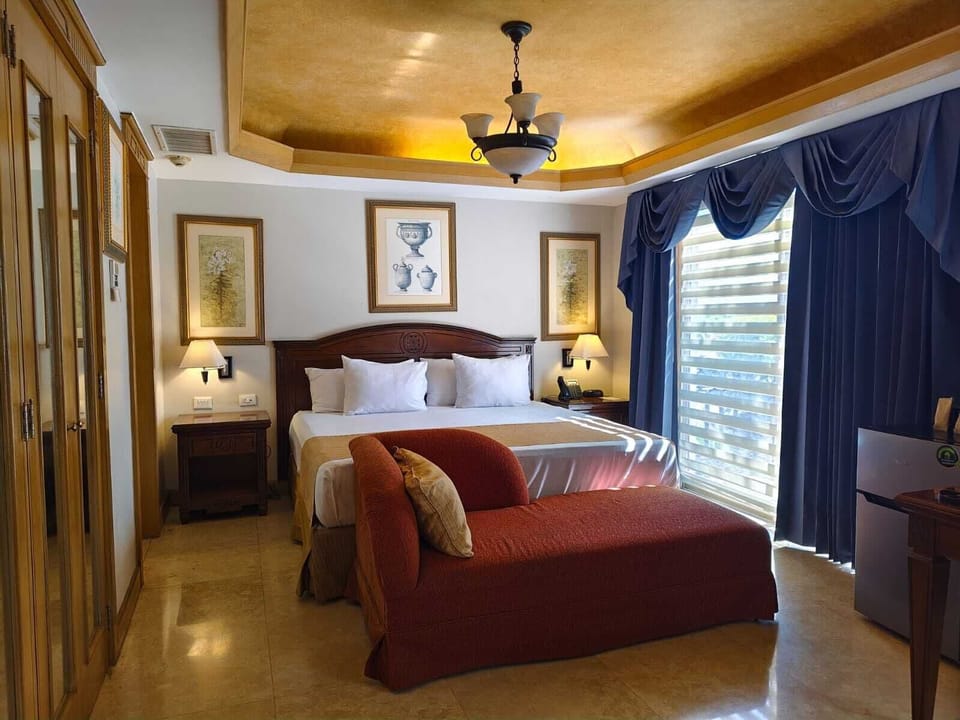 Executive Suite, 1 King Bed, Non Smoking, Pool View | In-room safe, desk, blackout drapes, soundproofing
