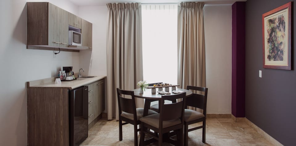 Superior Room, Non Smoking | Dining room
