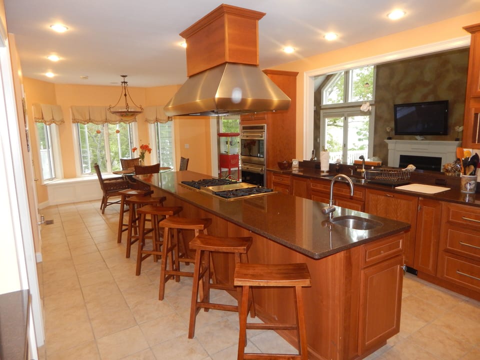 Dbl ovens, dw, 6 burners/grill, lg refrig/fr, disp, veg sink, coffee & wine bar