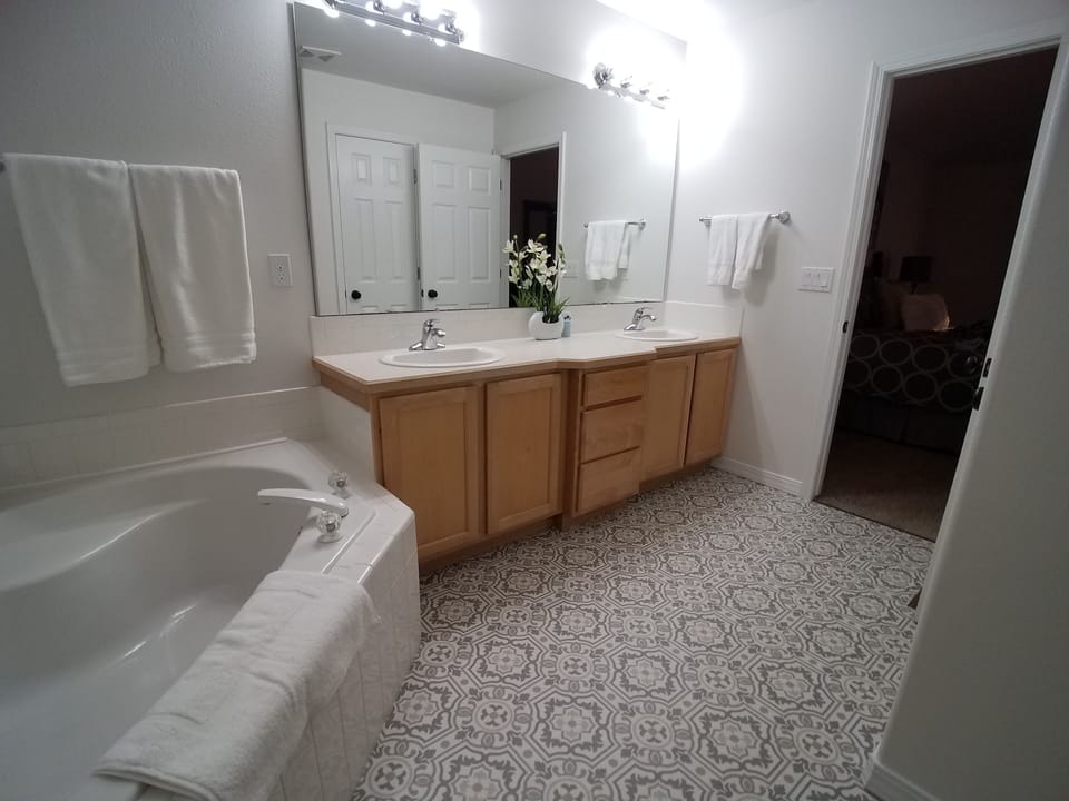 Master bath - soaking tub & 2 sinks