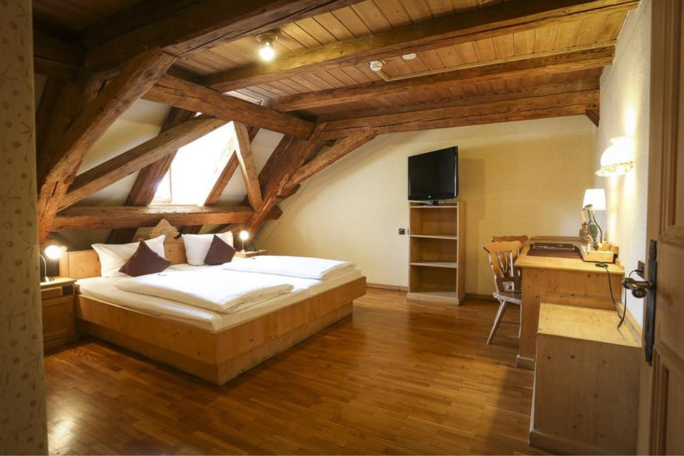 Minibar, desk, free WiFi, bed sheets