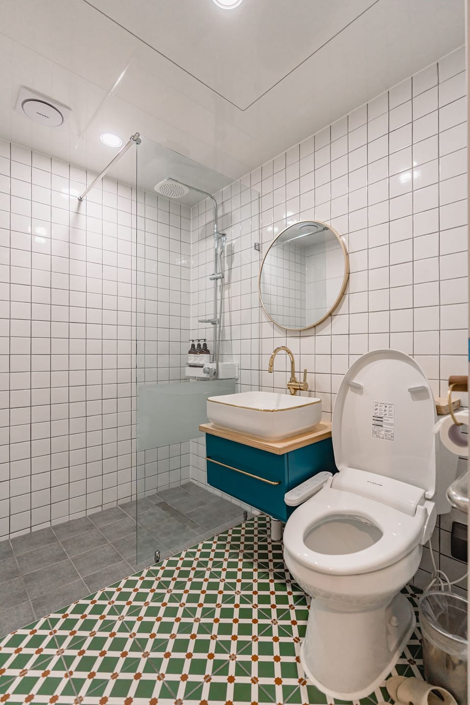 Deluxe Twin Room, Sea View, Beachfront | Bathroom | Shower, free toiletries, hair dryer, slippers