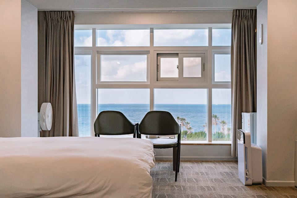 Deluxe Twin Room, Sea View, Beachfront | Desk, free WiFi, bed sheets