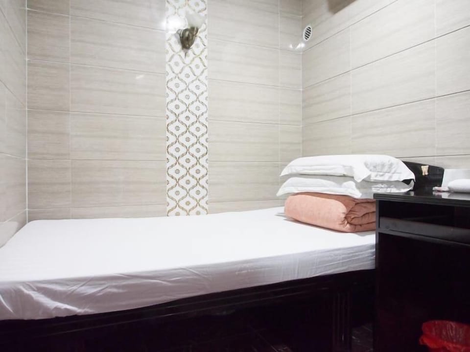 Basic Single Room, 1 Twin Bed, Non Smoking | 1 bedroom, minibar, in-room safe, desk