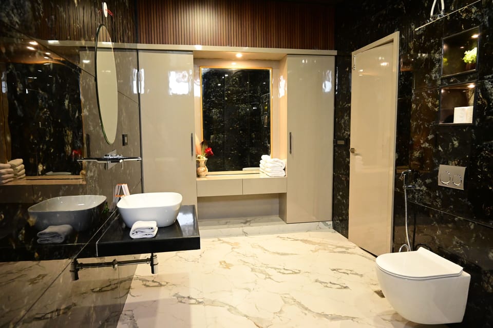 Classic Room | Bathroom | Separate tub and shower, jetted tub, free toiletries, towels