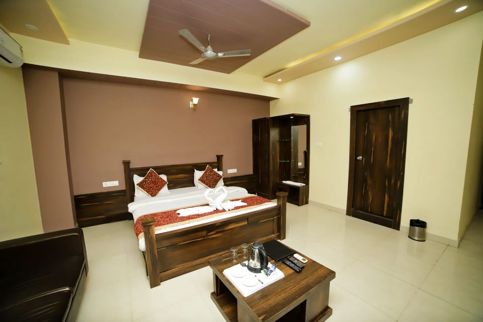 Premium Room, 1 Double Bed, Balcony, Mountain View | Egyptian cotton sheets, premium bedding, desk, laptop workspace