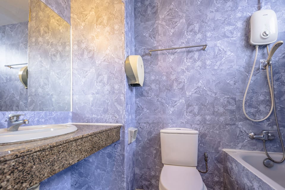 Triple Room | Bathroom | Shower, free toiletries, hair dryer, towels