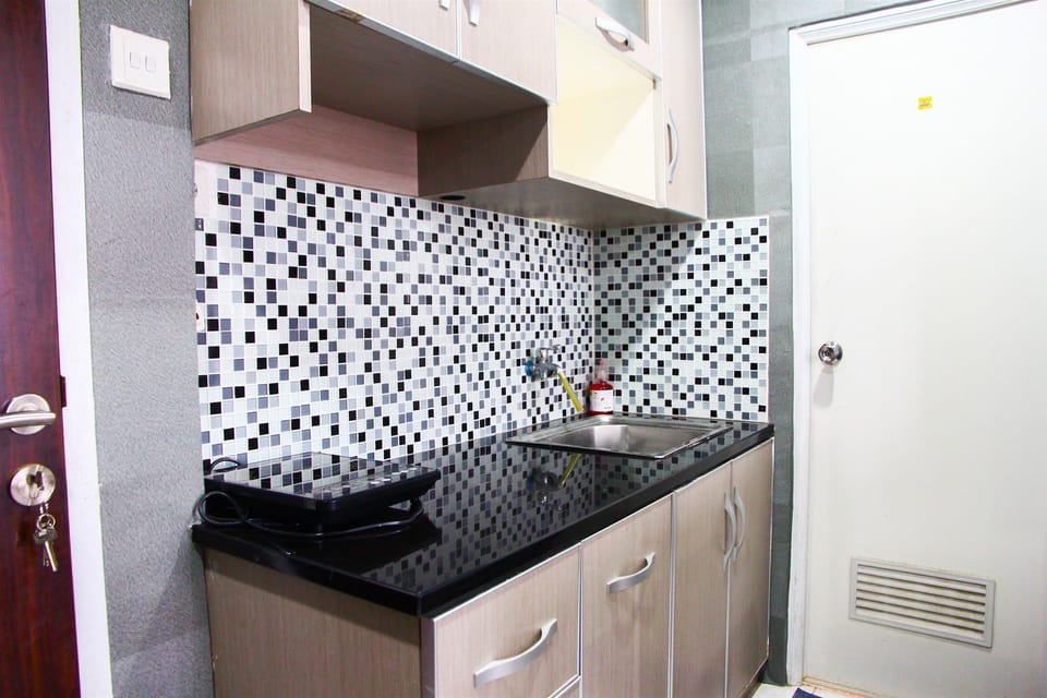 Room | Private kitchenette | Fridge, stovetop, electric kettle, rice cooker